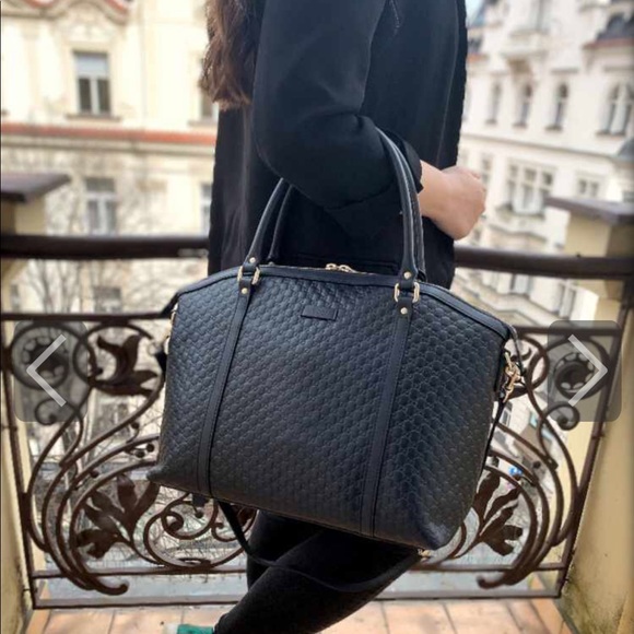 ๐๐ฏ% Auth Gucci Navy Blue Microguccissima Tote - Picture 2 of 12